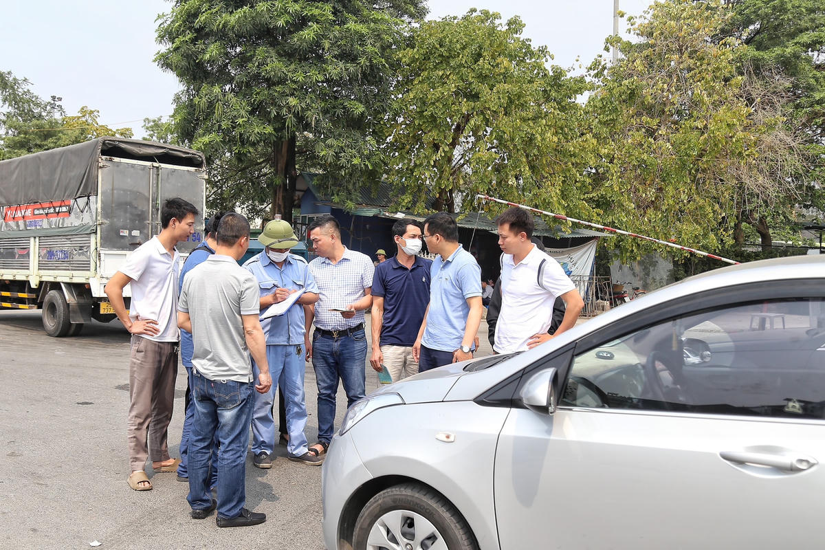 Anh Nguyễn Long trú tại Lê Văn Lương, Hà Nội chia sẻ, từ 27/2 anh đã đi đến nhiều tỉnh để đăng kiểm xe nhưng đến nay vẫn chưa thể đăng kiểm. Ngay sau khi nghe tin trung tâm đăng kiểm 2903s mở cửa hoạt động trở lại anh liền tìm đến để chờ đợi.