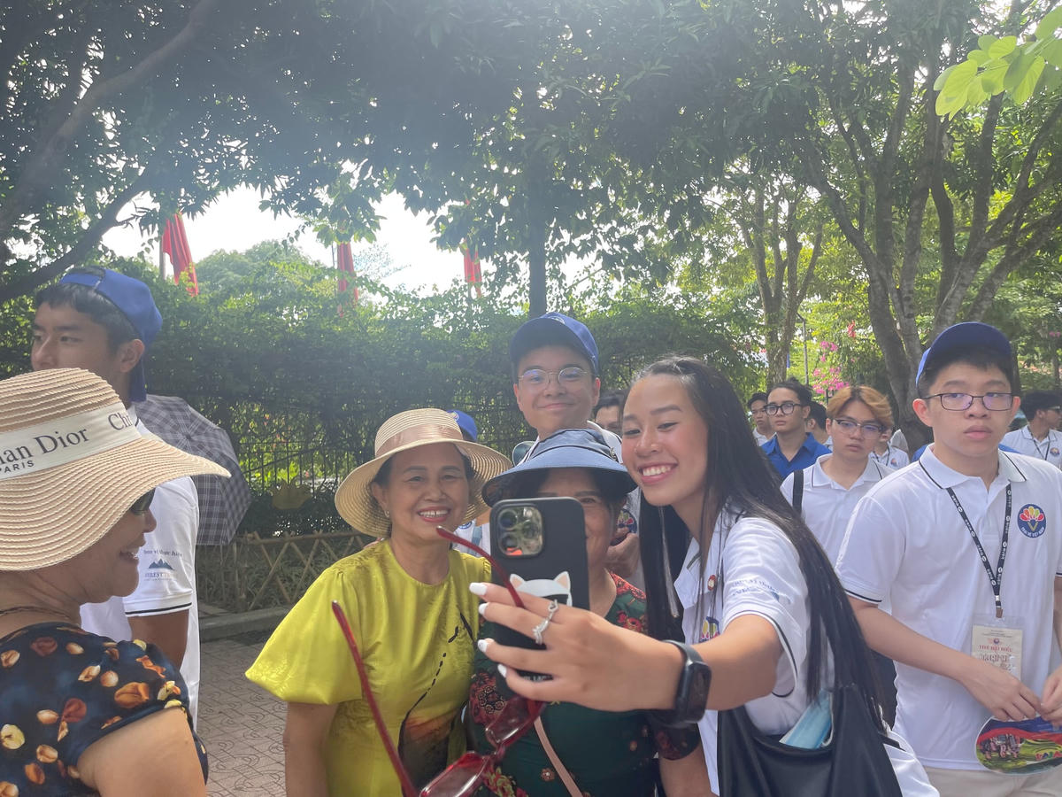 Giao lưu cùng khách tham quan khu di tích.