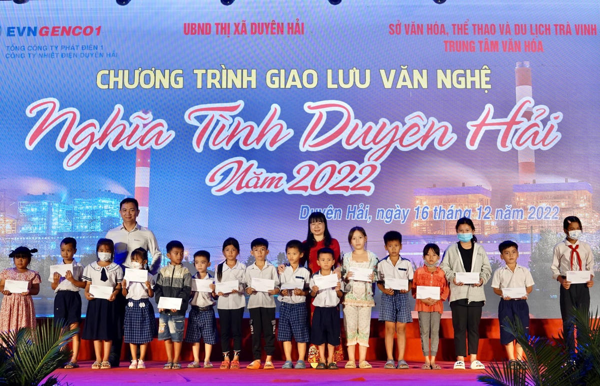 Bà Cao Thị Hồng Gấm, Phó Chủ tịch UBND thị xã Duyên Hải và ông Nguyễn Văn Long, Quyền Giám đốc Công ty Nhiệt điện Duyên Hải trao học bổng cho học sinh có hoàn cảnh khó khăn tại chương trình.