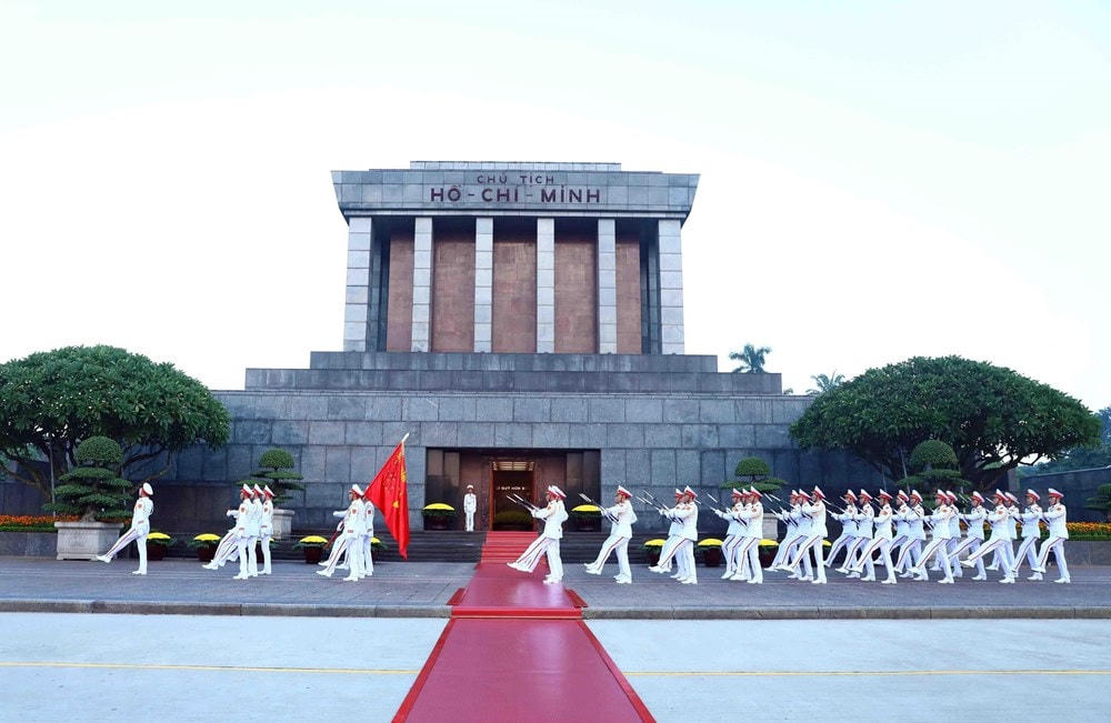 Kỷ niệm 78 năm ngày Quốc khánh (2/9/1945-2/9/2023), sáng 31/8, Nghi lễ Thượng cờ được tổ chức trang nghiêm tại Quảng trường Ba Đình lịch sử, nơi cách đây 78 năm Chủ tịch Hồ Chí Minh đọc bản Tuyên ngôn Độc lập, khai sinh nước Việt Nam Dân chủ Cộng hòa - Nhà nước công nông đầu tiên ở Đông Nam Á, mở ra kỷ nguyên độc lập, tự do cho dân tộc Việt Nam (Ảnh: Phạm Kiên/TTXVN).
