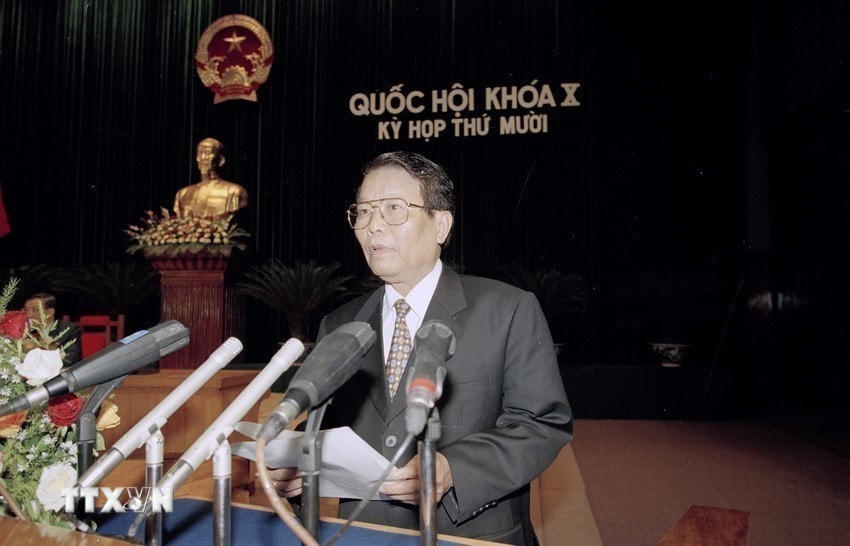 Chủ tịch nước Trần Đức Lương đọc Tờ trình về việc đề nghị Quốc hội phê chuẩn Hiệp định thương mại Việt Nam-Hoa Kỳ, tại Kỳ họp thứ mười, Quốc hội khóa X, ngày 23/11/2001. (Ảnh: Nhan Sáng/TTXVN)