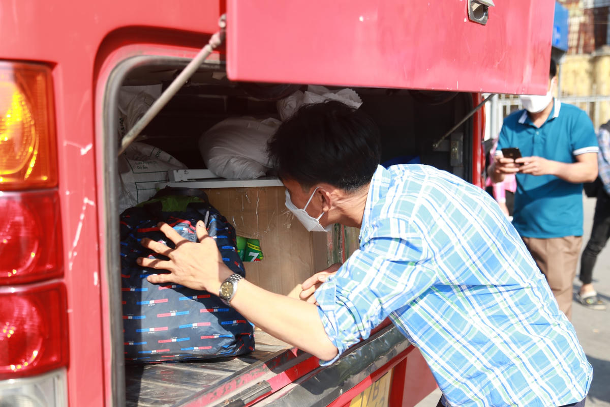Do lượng khách đông, nhiều người phải tự đi lấy hành lý để tránh nhầm lẫn.