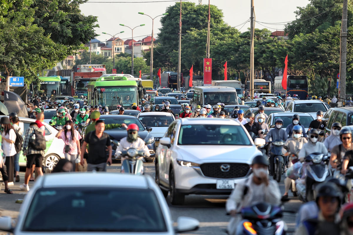 Tại tuyến đường Ngọc Hồi trước cổng Bến xe Nước Ngầm dòng phương tiện "ken đặc".