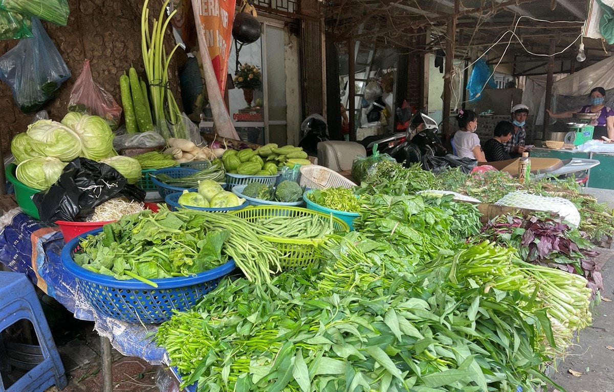 “Ngược chiều” xăng dầu, giá thực phẩm vẫn neo cao.