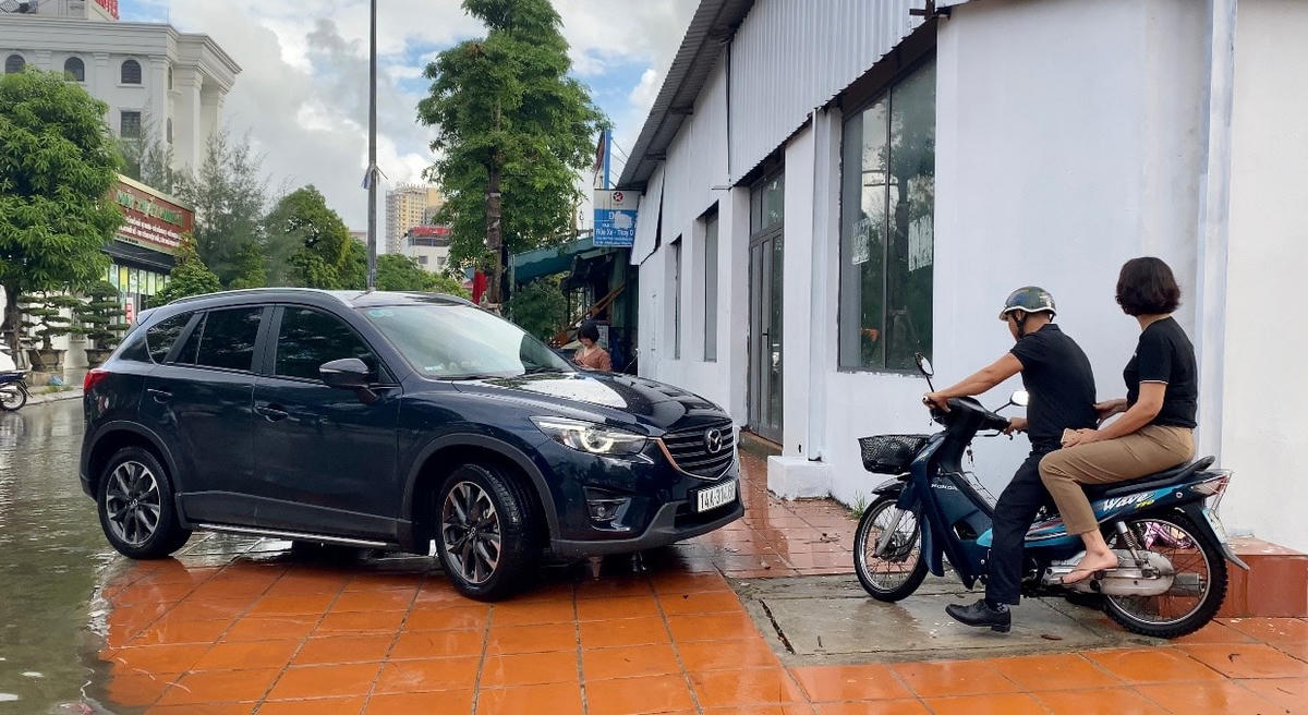Vì "xót" xe nên nhiều tài xế bất chấp phi cả ô tô và xe lên vỉa hè để đi khỏi khu vực này.