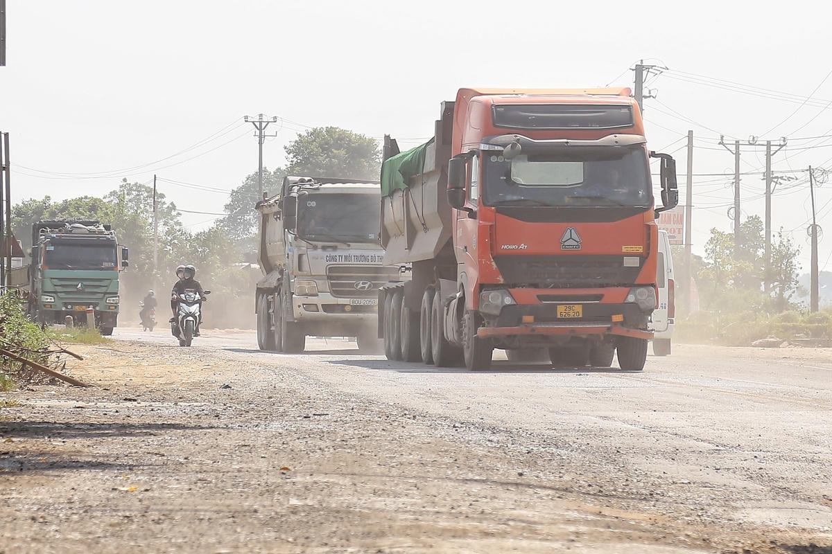 Các phương tiện di chuyển với tốc độ cao khiến cả tuyến đường mịt mù khói bụi.