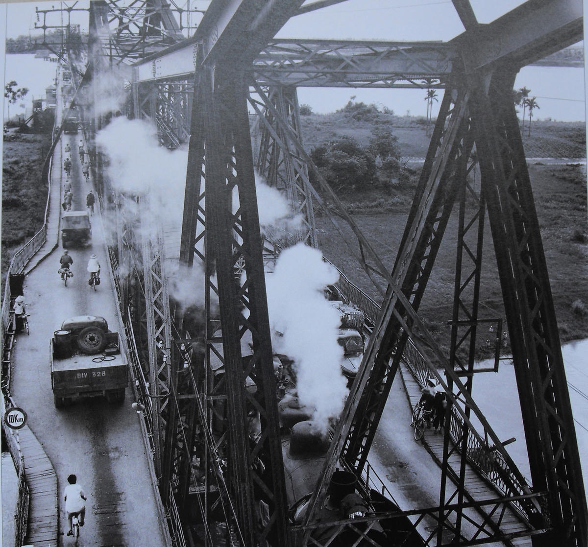 Thông cầu Long Biên sau khi bị Mỹ ném bom (1967).  
