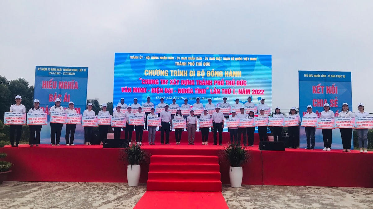 Các nhà tài trợ trao bảng tượng trưng ủng hộ chương trình cho ban tổ chức.