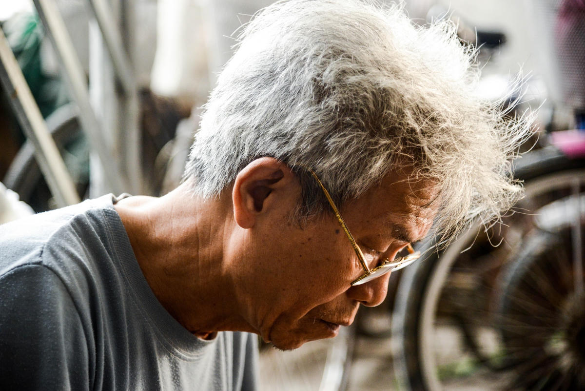 Ông Giáp kể: ‘’Tôi không nhớ rõ mình bắt đầu làm phỗng đất từ bao giờ, vì từ đời ông tôi, bố tôi ai cũng làm phỗng cả. Tôi nhớ có lần học cấp một, cô giáo giao bài tập thủ công là cắt xé giấy thành các con vật, nhưng tôi lại nộp cho cô một con phỗng đất tôi tự tay làm. Lúc ấy tôi cũng run lắm, vì làm không giống yêu cầu của cô. Song, sau khi nộp bài, tôi nhận được điểm 10 mĩ thuật. Cô còn tặng thêm một điểm 10 nữa vì sự sáng tạo và xin tôi luôn con phỗng đất. Đó là lần đầu tiên tôi biết mình làm phỗng cũng đẹp".