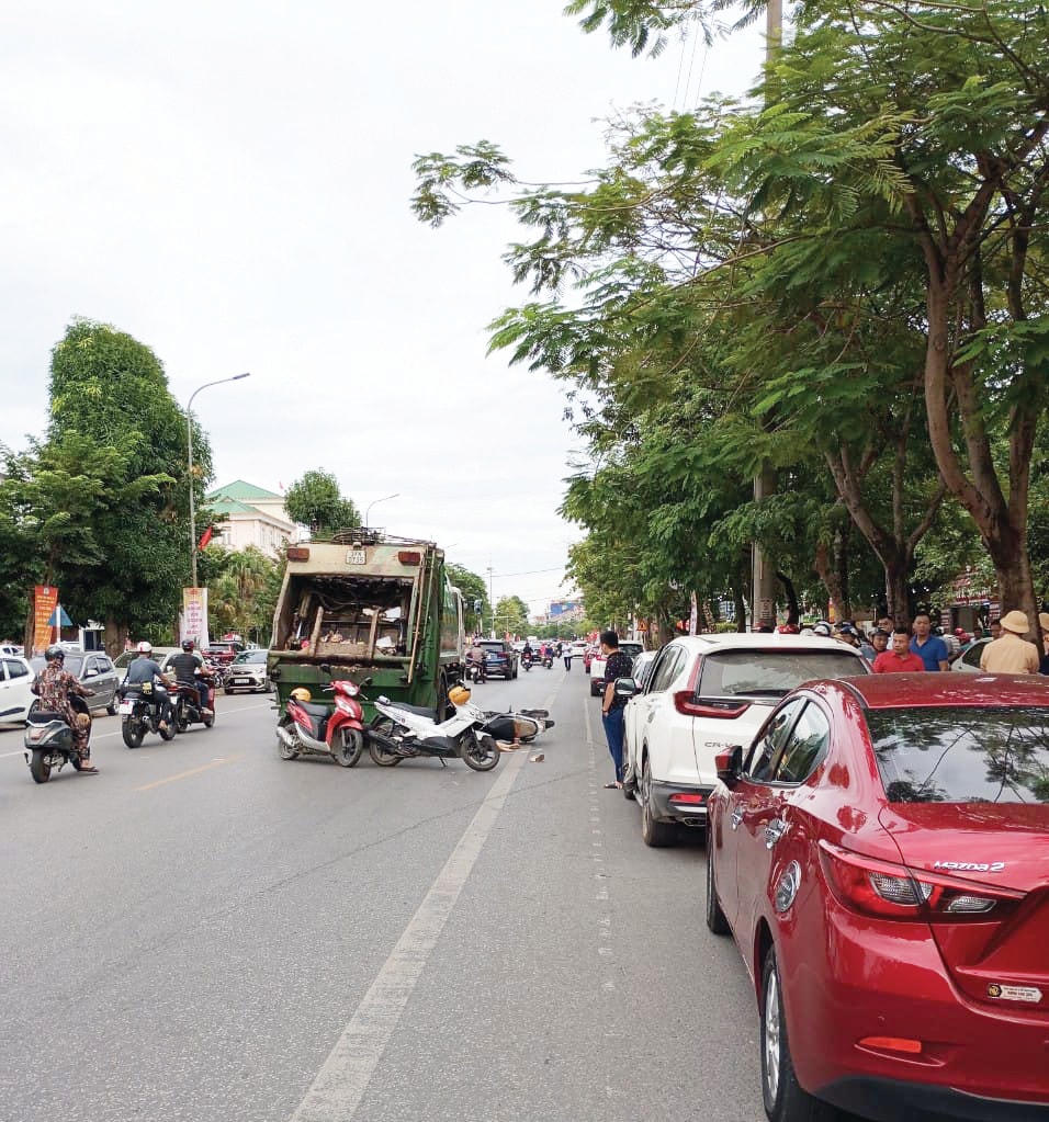 Theo ý kiến luật sư, tài xế xe con phải chịu trách nhiệm. 