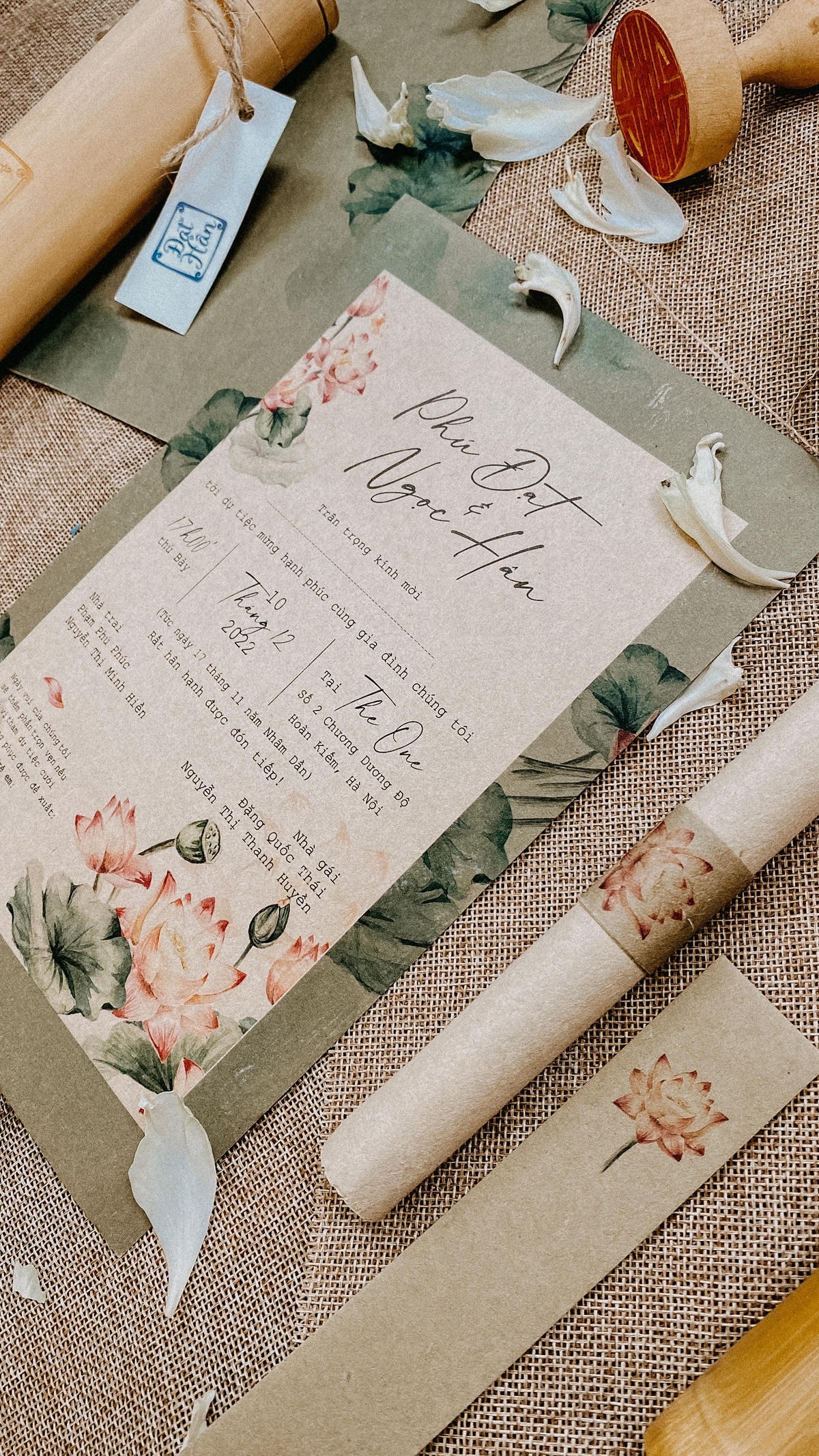 Mỗi bộ thiệp mang màu sắc, đậm nhạt khác nhau do không đơn vị thi công nào nhận thực hiện trọn gói. Ảnh: NVCC. 