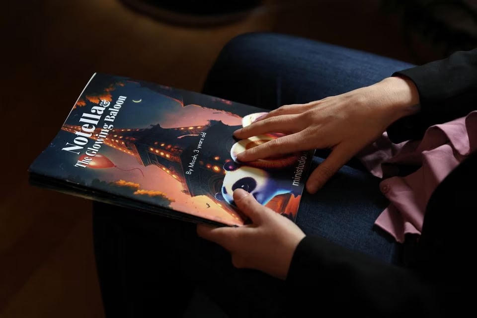 Một cuốn truyện tranh được tạo ra bởi công nghệ AI. Ảnh: AP.