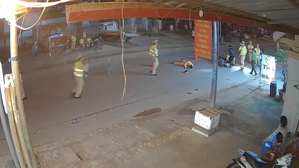 Một cán bộ CSGT ngã ra đường sau cú tông trực diện vào người.