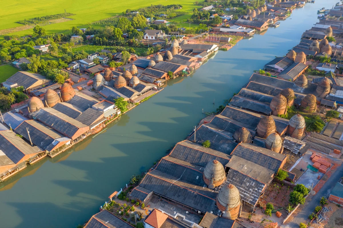 Những lò gạch gốm ven kênh Thầy Cai nhìn từ trên cao.  
