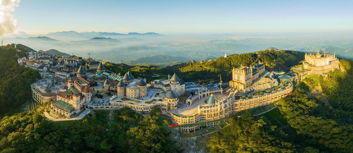 Qua kính VR, du khách sẽ được “lơ lửng” trên không trung, để ngắm nhìn toàn cảnh Bà Nà Hills trên đỉnh Núi Chúa.