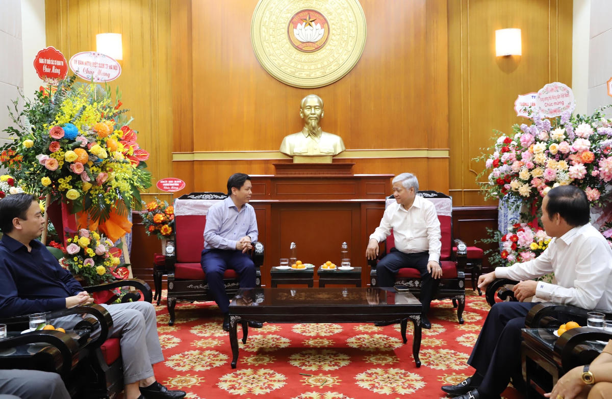 Chủ tịch Đỗ Văn Chiến trò chuyện với Bí thư Đảng ủy Khối các cơ quan Trung ương Nguyễn Văn Thể.