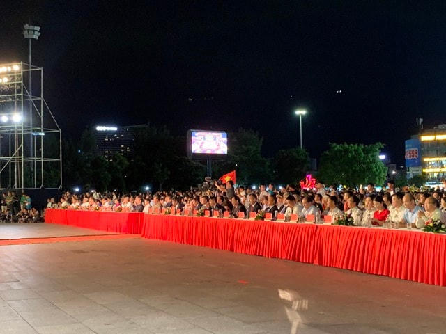 Các đại biểu và đông đảo người dân, du khách tham dự lễ khai mạc Liên hoan Võ cổ truyền Việt Nam lần thứ VIII năm 2023.