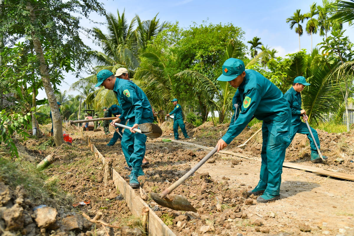 Nhân dịp này, cán bộ lực lượng vũ trang, các ban ngành đoàn thể cùng người dân làm 400 m đường giao thông nông thôn. Tỉnh đoàn Kiên Giang tổ chức hoạt động trò chơi dân gian thu hút trên 200 đoàn viên, thanh niên đến từ Trường Đại học Kiên Giang và các xã, thị trấn trên địa bàn huyện Châu Thành tham gia.