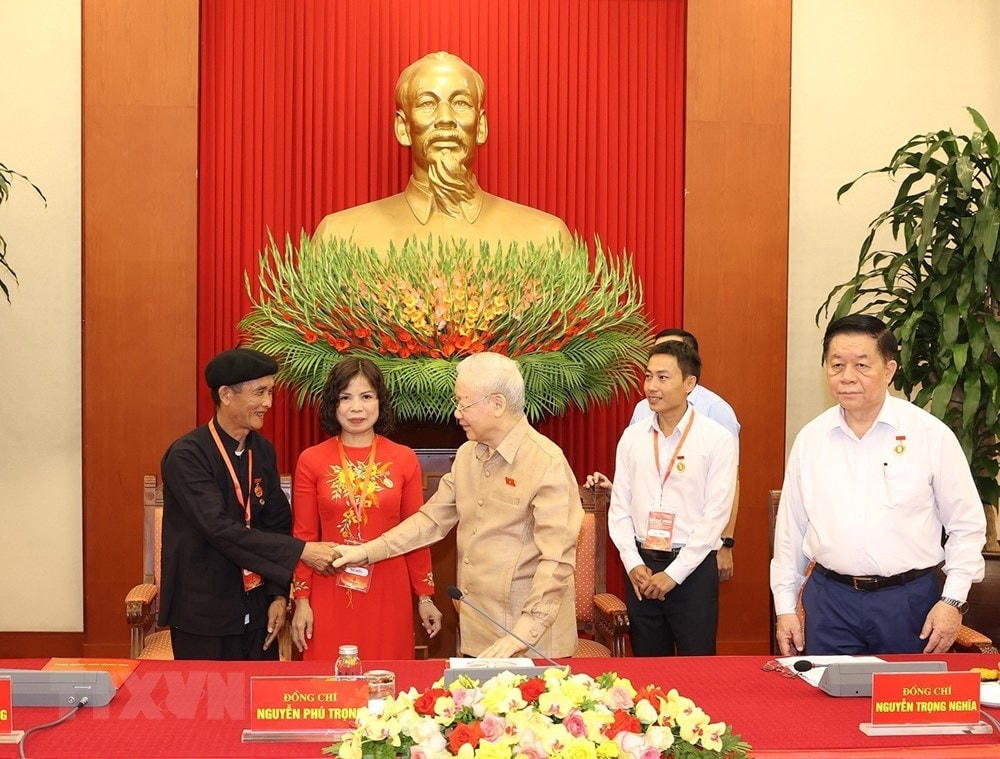 Đại diện đại biểu điển hình tiêu biểu toàn quốc chúc mừng Tổng Bí thư Nguyễn Phú Trọng. Ảnh: Trí Dũng/TTXVN.  