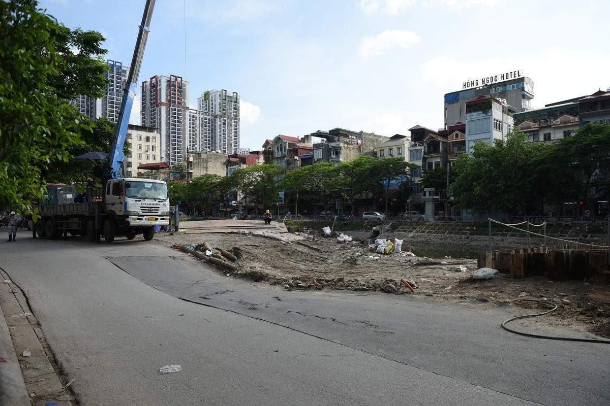 Theo anh Hùng, ngay sau khi phát hiện sụt lún trên tuyến đường Vũ Tông Phan, anh đã ra cảnh báo cho các phương tiện đang di chuyển, tránh đi vào những vị trí nguy hiểm.