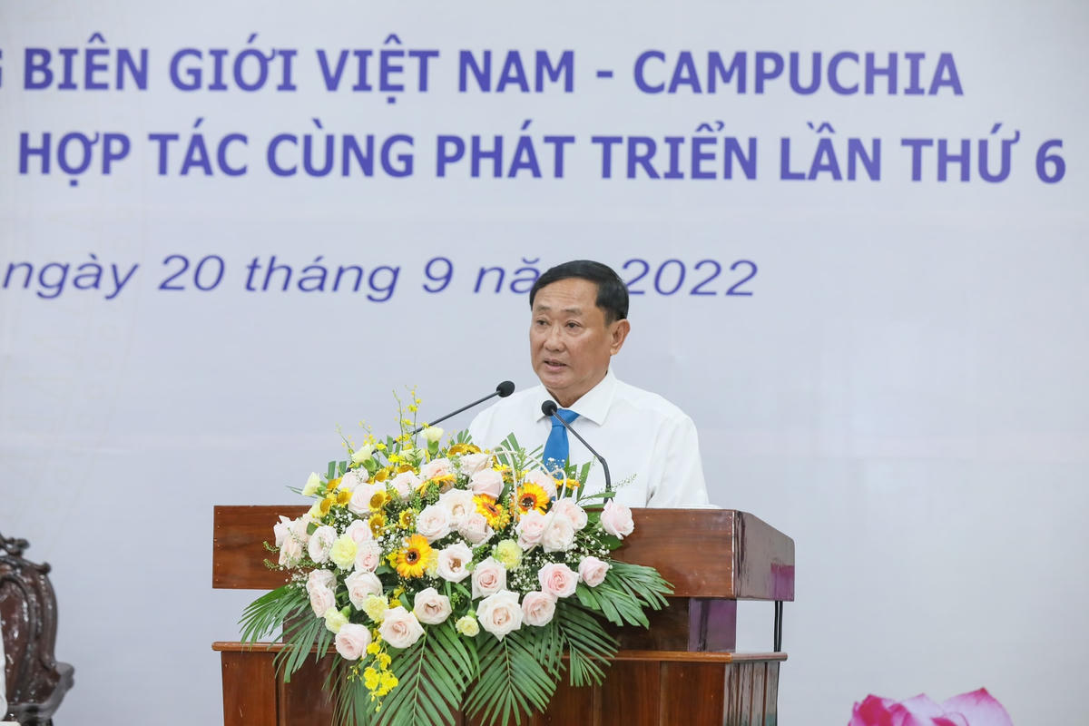 Ông Nguyễn Tiếc Hùng, Chủ tịch Ủy ban MTTQ tỉnh An Giang tham luận tại Hội nghị.