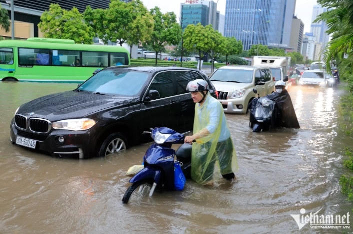 Ngập tại đường Dương Đình Nghệ. Ảnh: Vietnamnet.