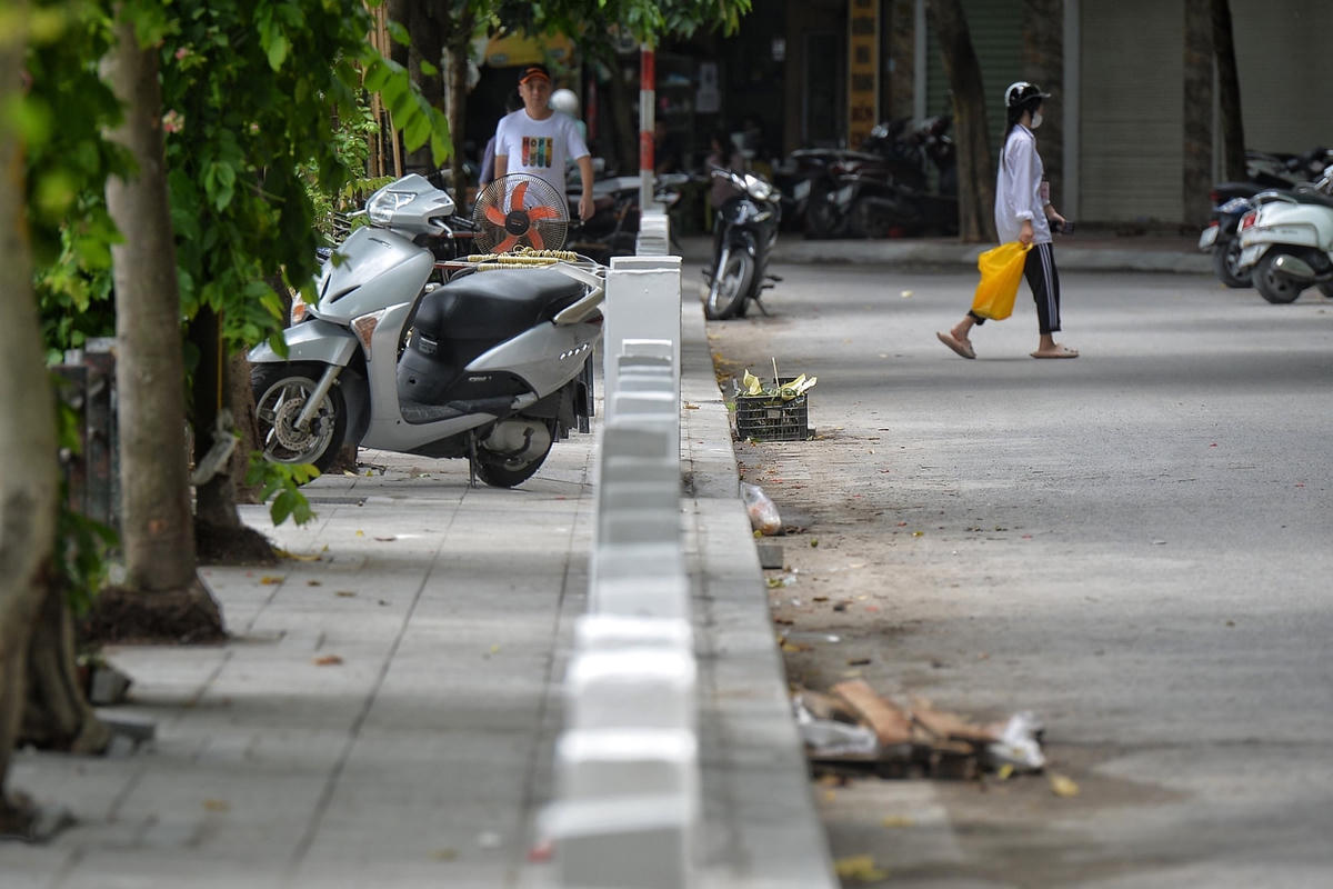 Người dân sinh sống tại khu vực hồ Văn Chương cho hay, các cọc bê tông bắt đầu xuất hiện cách đây khoảng 1 tháng.