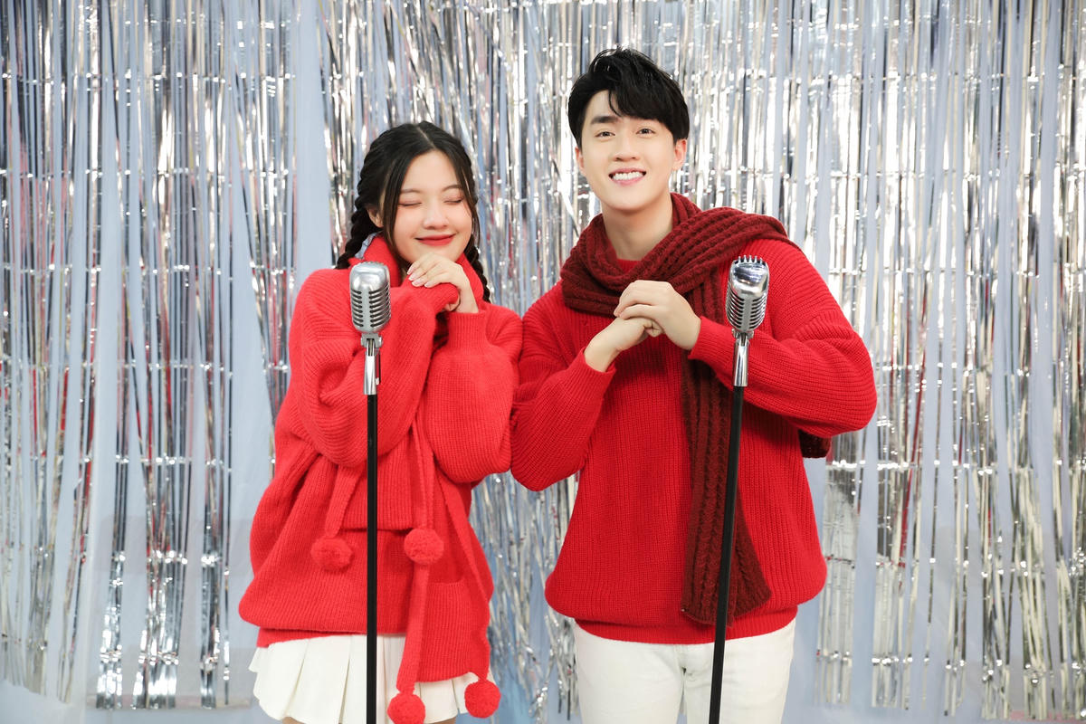 Vũ Thịnh – Fanny nắm tay nhau cảm nhận Tết Bắc, Nam