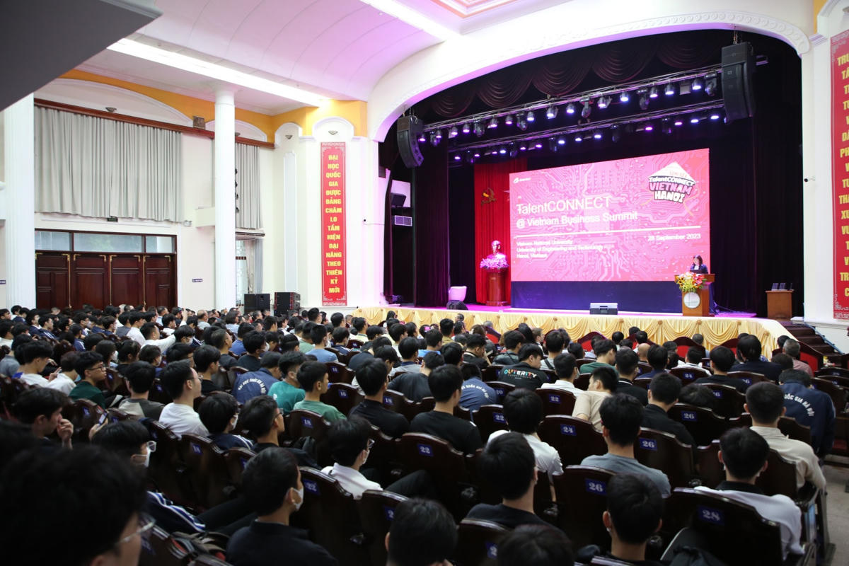 Diễn đàn thu hút sự tham gia của đông đảo sinh viên.
