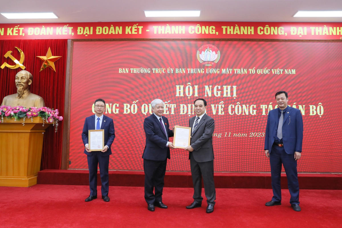 Bí thư Trung ương Đảng, Chủ tịch UBTƯ MTTQ Việt Nam Đỗ Văn Chiến trao Quyết định cho ông Vũ Đăng Minh. Ảnh: Quang Vinh.