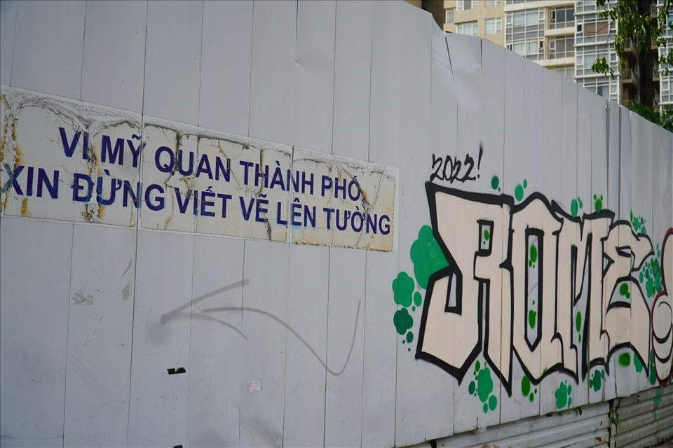 Dù có bảng “Vì mỹ quan thành phố, xin đừng viết vẽ lên tường”, nhưng các hình vẽ Graffiti vẫn xuất hiện.
