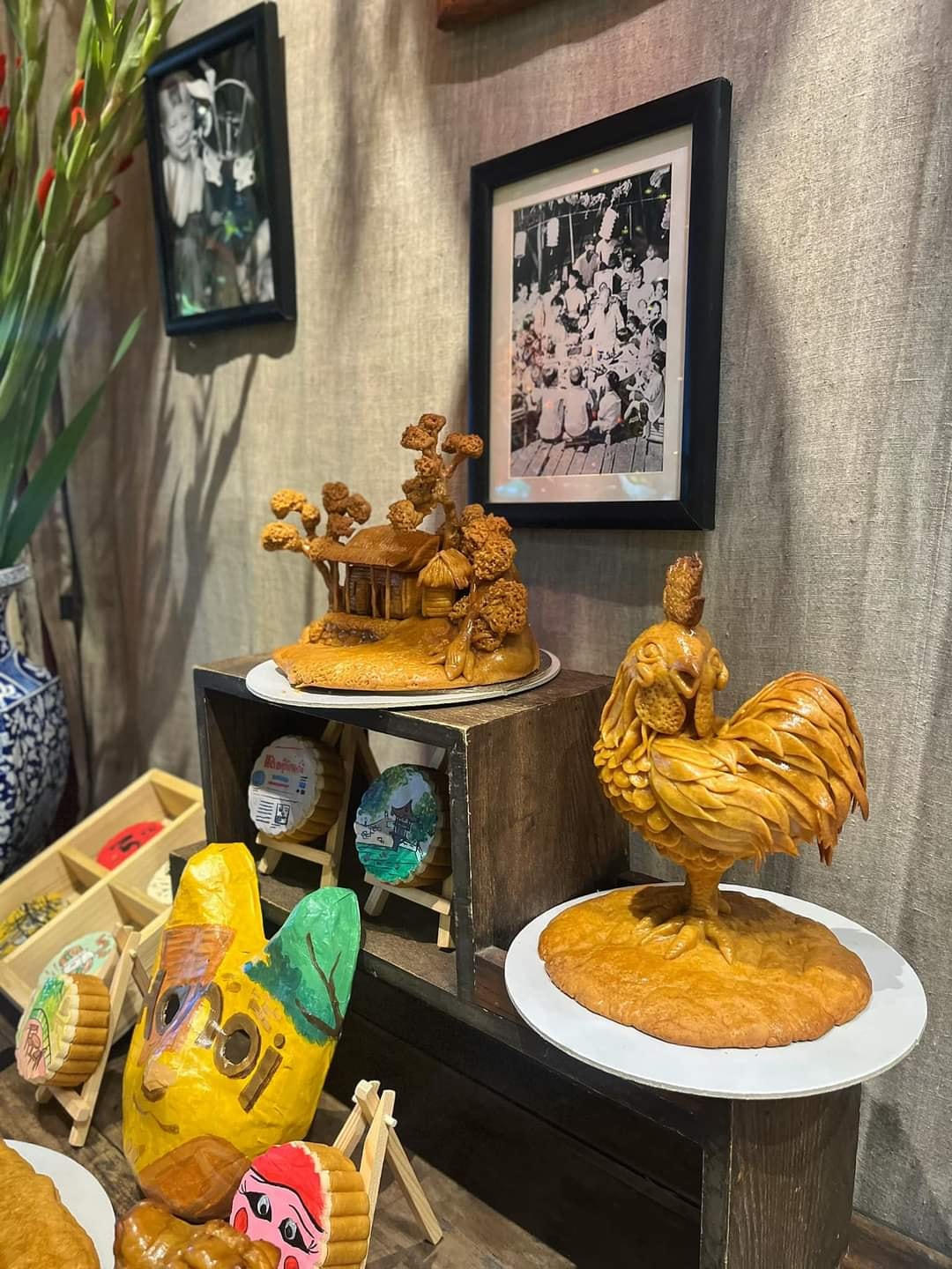 Bánh Trung thu còn được biến tấu thành các sản phẩm độc lạ nhằm để trưng bày tại cửa hàng. Ảnh: Giang Hương. 