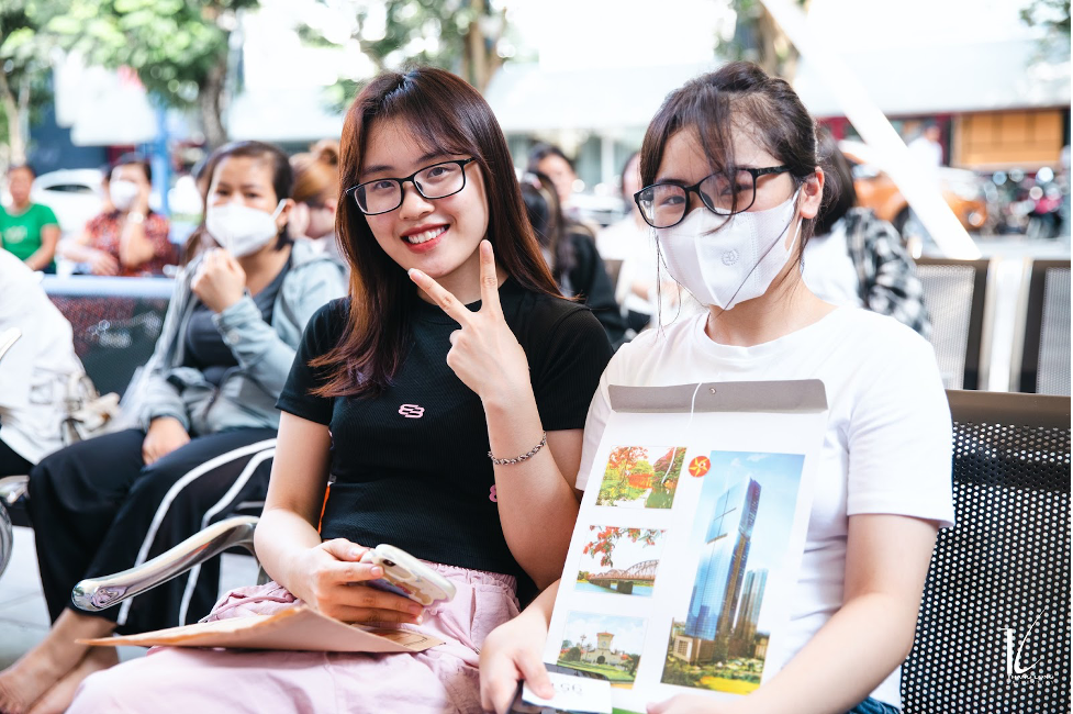 Dù còn bỡ ngỡ và lạ lẫm, các bạn tân sinh viên vẫn tràn đầy kỳ vọng vào chặng đường mới.