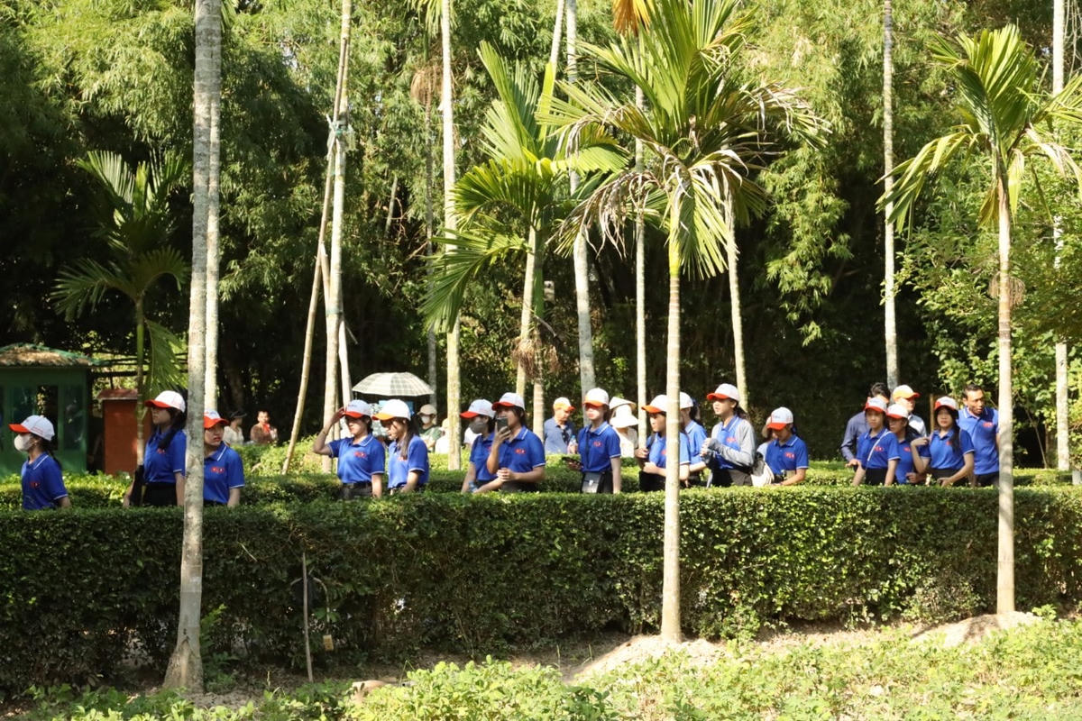 Tham quan phong cảnh tại làng Hoàng Trù, quê ngoại Chủ tịch Hồ Chí Minh.