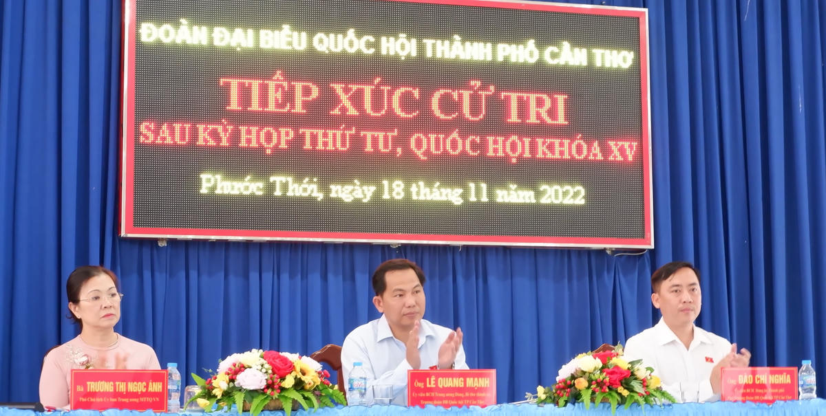 Bà Trương Thị Ngọc Ánh, Phó Chủ tịch Ủy ban Trung ương MTTQ Việt Nam, cùng các thành viên đoàn  tại buổi gặp gỡ và tiếp xúc cử tri.
