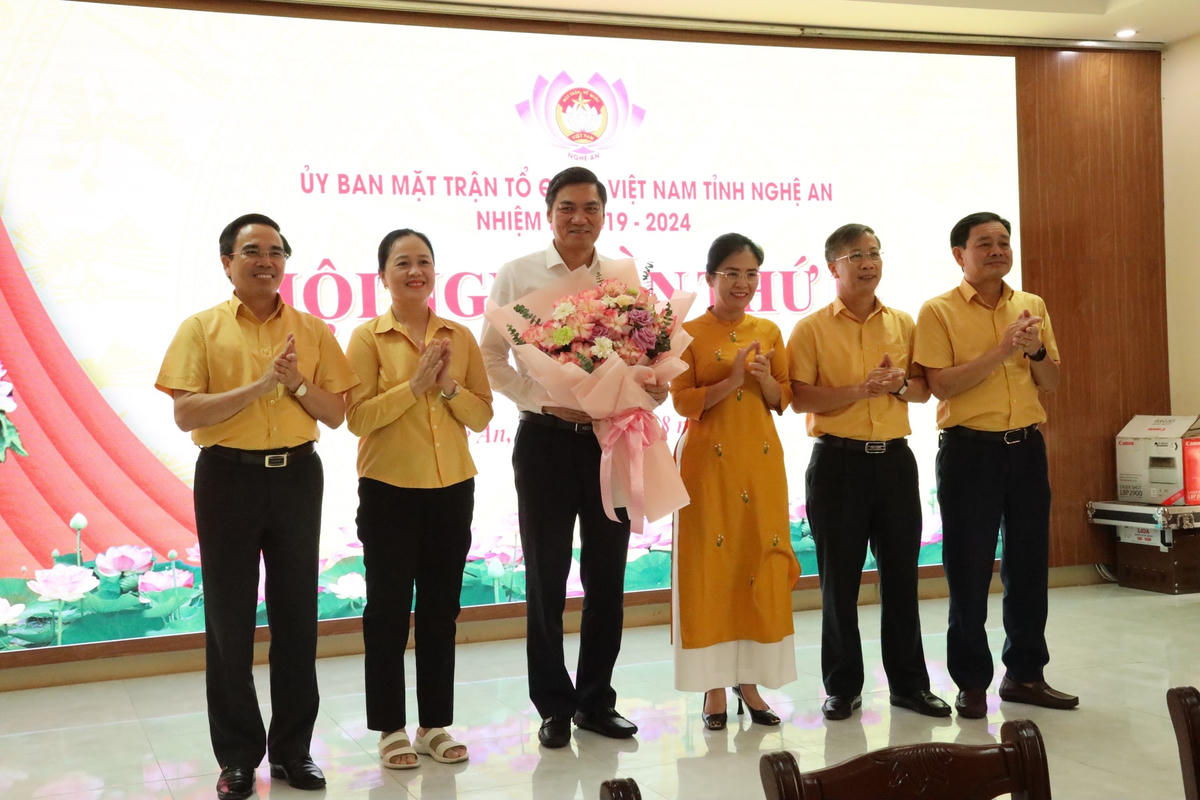 Tân Phó Chủ tịch không chuyên trách Uỷ ban MTTQ tỉnh Nghệ An nhiệm kỳ 2019-2024 Hoàng Nghĩa Hiếu nhận nhiệm vụ. Ảnh Điền Bắc.
