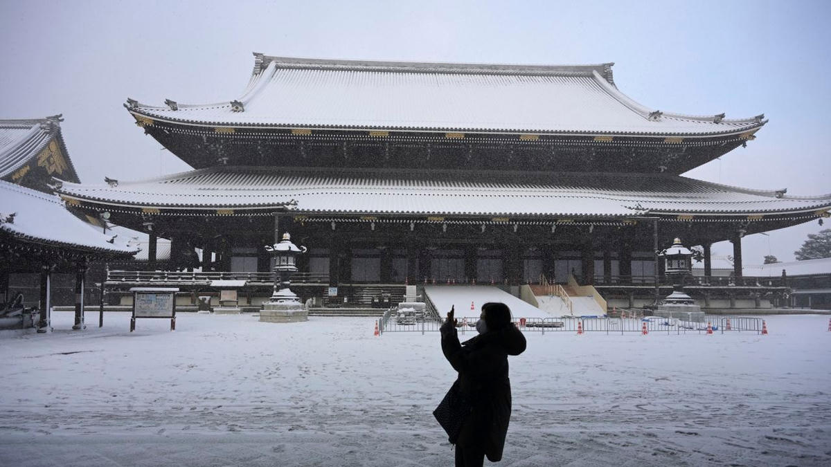 Tuyết rơi dày tại Kyoto (Nhật Bản) ngày 25/1. Ảnh: AP