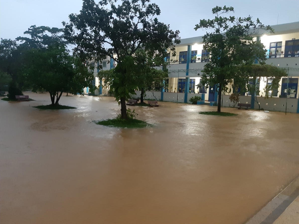 Mưa lũ gây ngập úng, ảnh hưởng đến đời sống của người dân. 