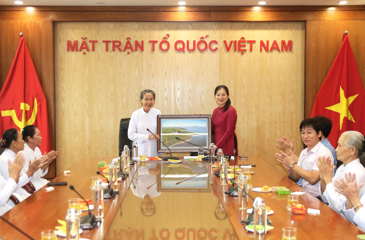 Phó Chủ tịch Trương Thị Ngọc Ánh nhận tranh lưu niệm từ Đoàn đại biểu Nữ phái Hội thánh Cao Đài Minh Chơn đạo.