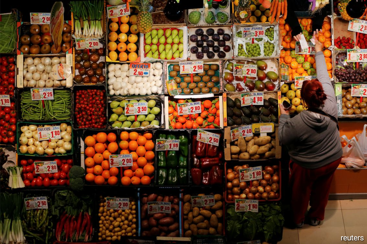Người nội trợ bần thần chọn lựa trong một siêu thị ở Sao Paulo, Brazil. Ảnh: Reuters