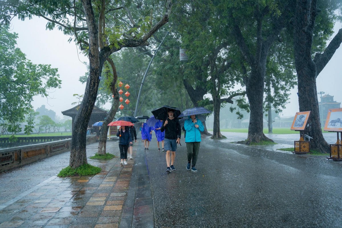 Siêu du thuyền chở 100 khách đến Huế 