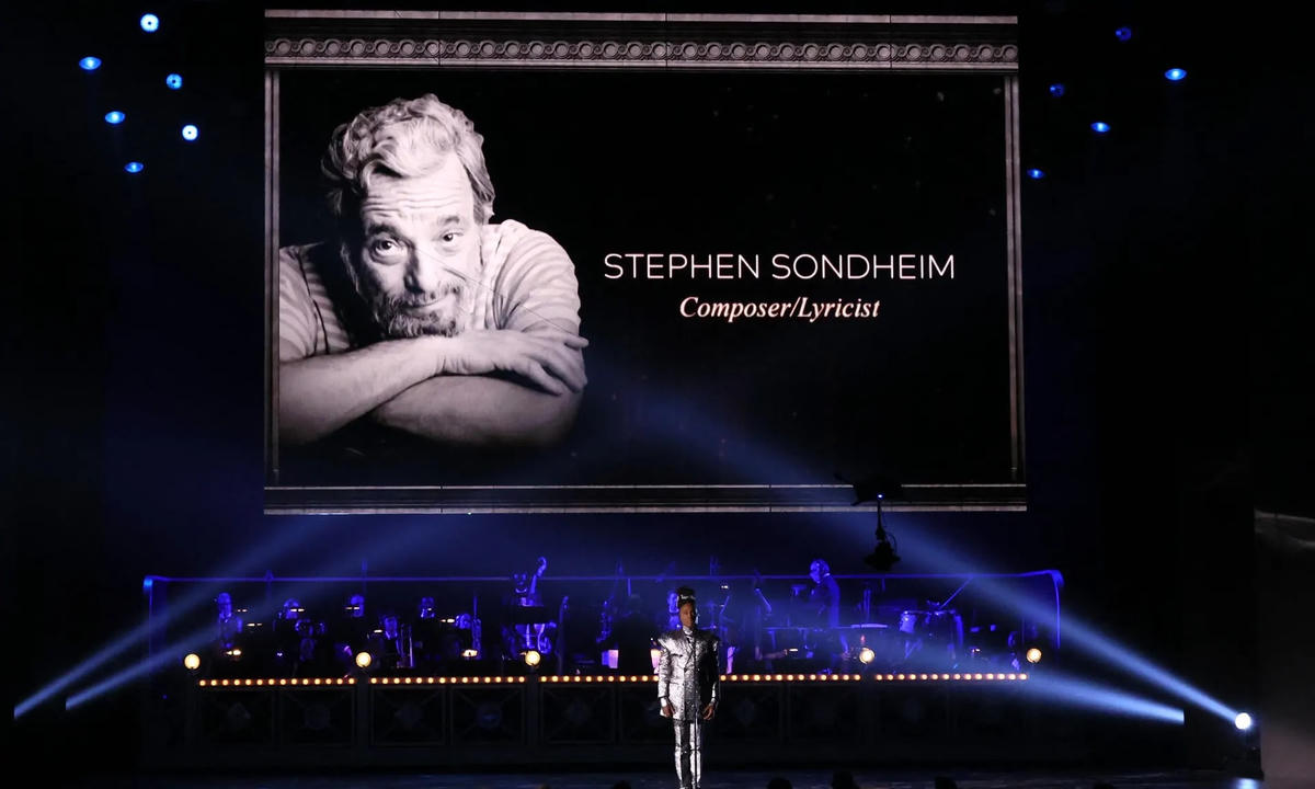 Billy Porter biểu diễn trong phân đoạn In Memoriam khi hình ảnh của Stephen Sondheim được trình chiếu. Ảnh: Brendan McDermid / Reuters.