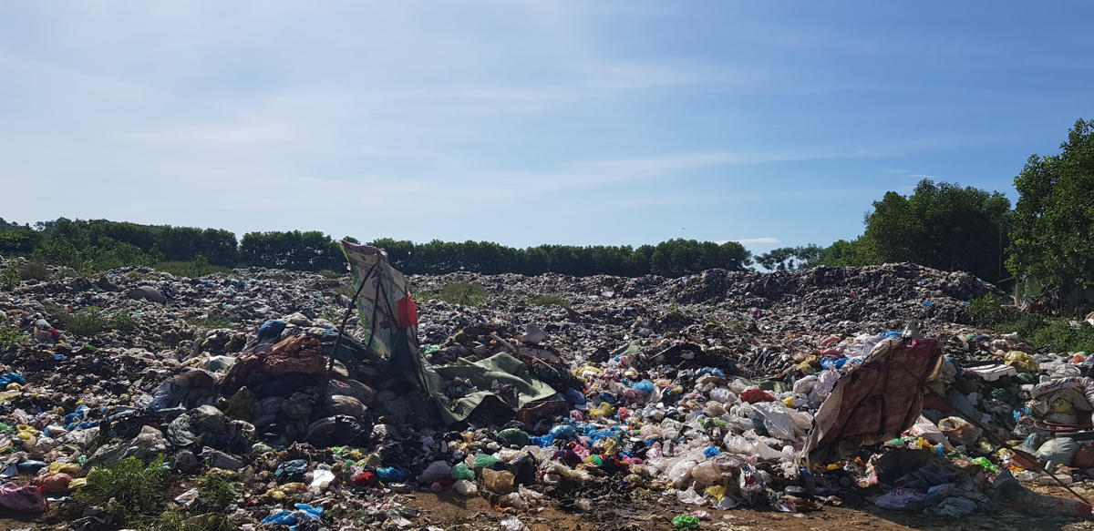 Bãi rác thải sinh hoạt tại xã Minh Tiến, huyện Ngọc Lặc luôn trong tình trạng quá tải gây ô nhiễm môi trường.