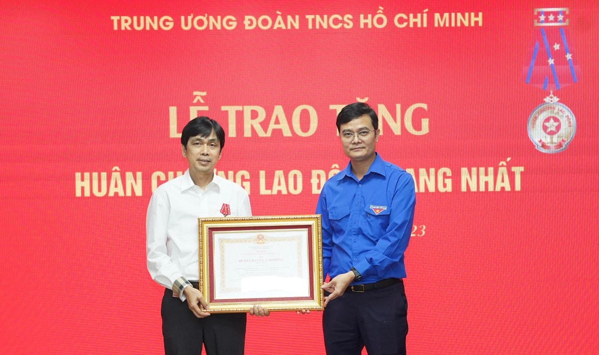 Thừa ủy quyền của Chủ tịch nước, Bí thư thứ nhất TƯ Đoàn Bùi Quang Huy trao Huân chương Lao động hạng Nhất tặng nhà báo Nguyễn Huy Lộc - nguyên Ủy viên Ban Biên tập báo Tiền Phong, nguyên Tổng Biên tập báo Sinh viên Việt Nam - Hoa học trò. (Ảnh: Như Ý).