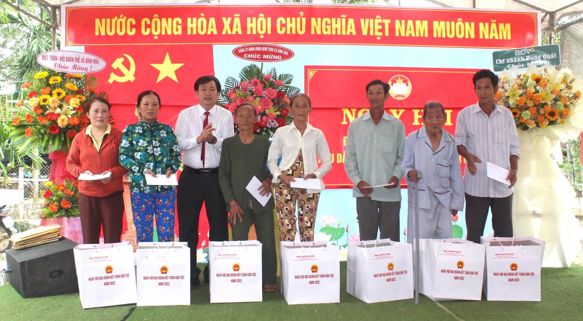 Lãnh đạo tỉnh Quảng Ngãi tặng quà cho người nghèo ở KDC thôn 3.
