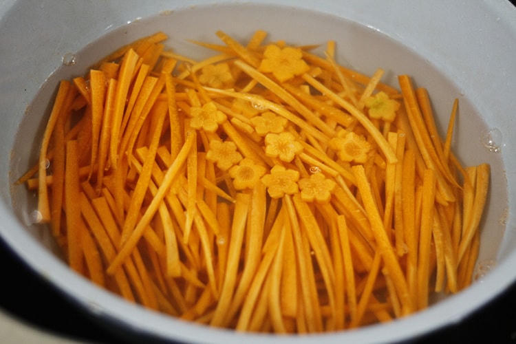 Sơ chế nguyên liệu.