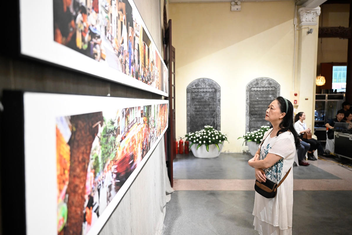 "Hà Nội - Một thành phố trong nhiếp ảnh" thu hút sự quan tâm của NSND Như Quỳnh cùng nhiều nghệ sĩ nhiếp ảnh trong và ngoài nước. Trong ảnh, NSƯT Như Quỳnh đang chăm chú xem các tác phẩm triển lãm. 
