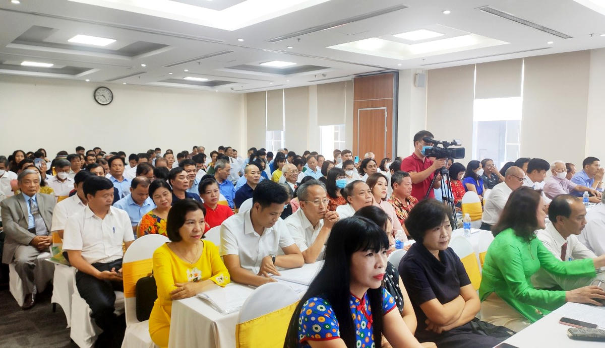 Đại biểu, khách mời tham dự buổi lễ.