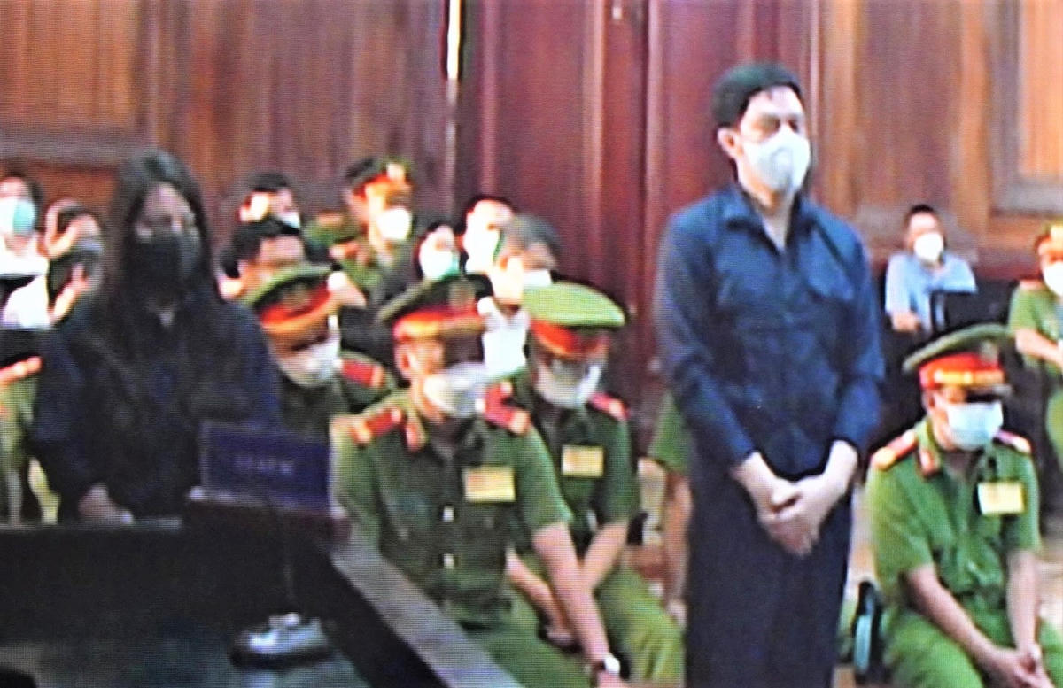 Hai bị cáo tại tòa chiều nay qua hình ảnh màn hình được truyền trực tiếp từ phòng xét xử sơ thẩm vụ án.