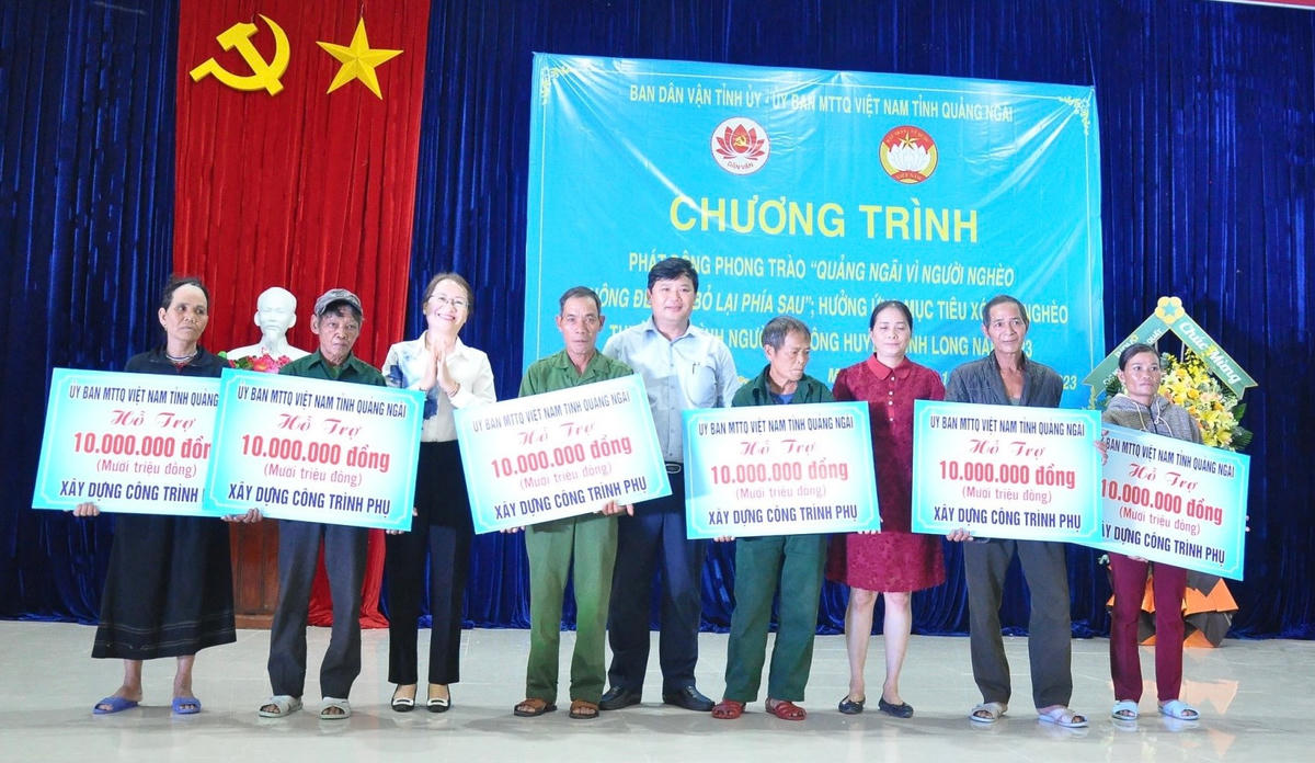 Lãnh đạo tỉnh Quảng Ngãi trao tặng công trình phụ cho các hộ dân có hoàn cảnh khó khăn.